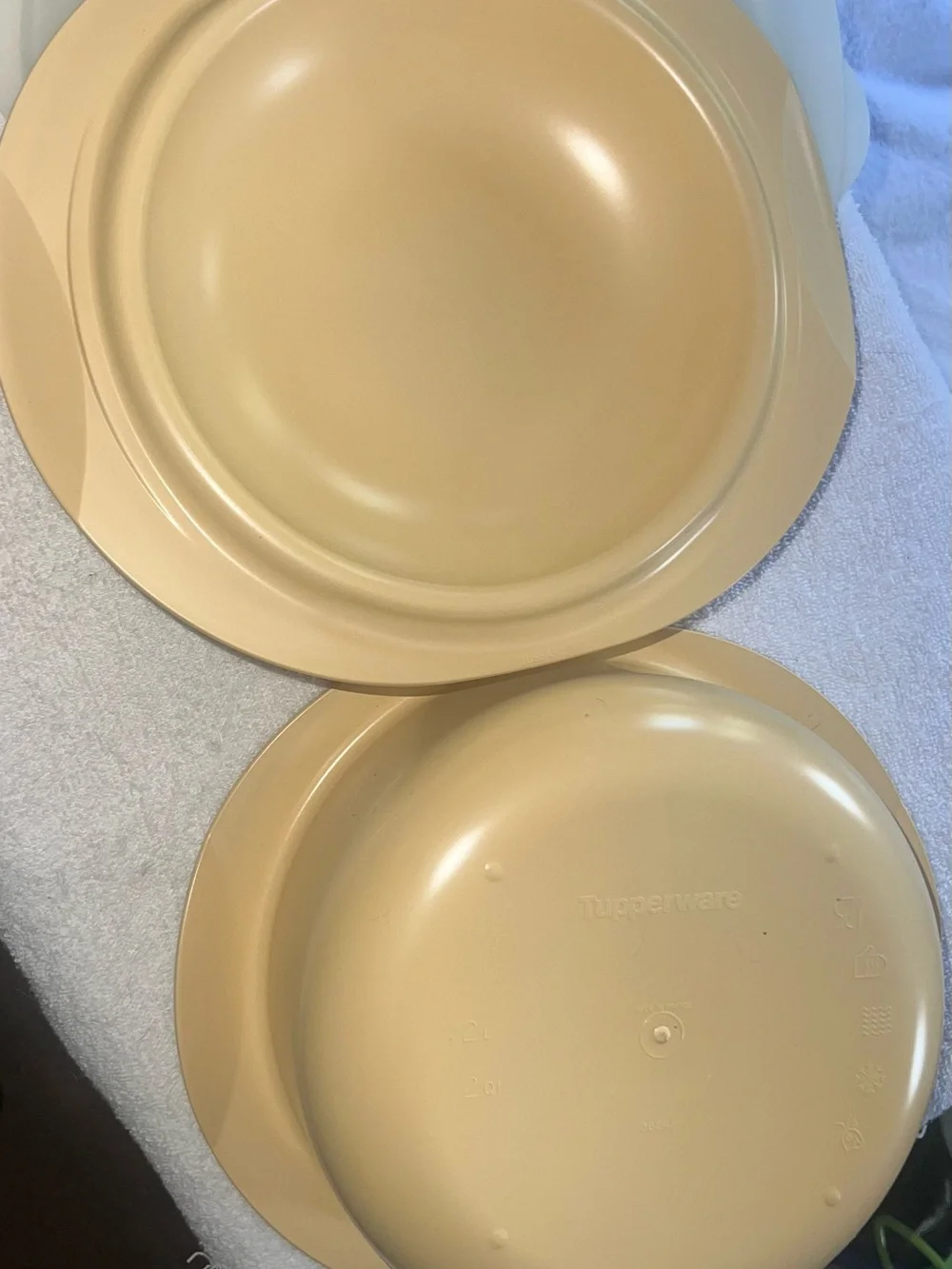 Vintage New Tupperware Ovenworks 2qt ROUND casserole, lid and seal Yellow 2 qt